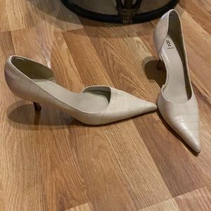 Bakers size 8.5 genuine leather bone pumps